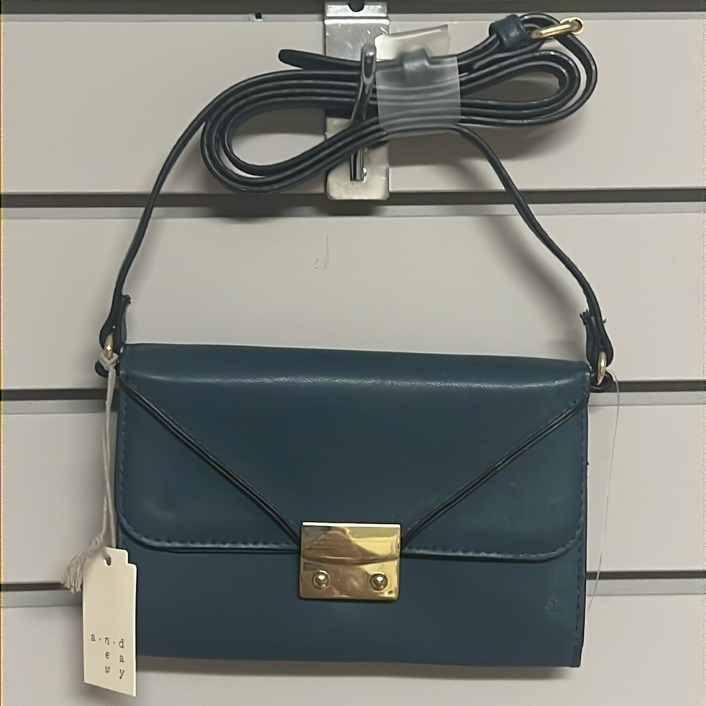 A New Day, crossbody in hedge green